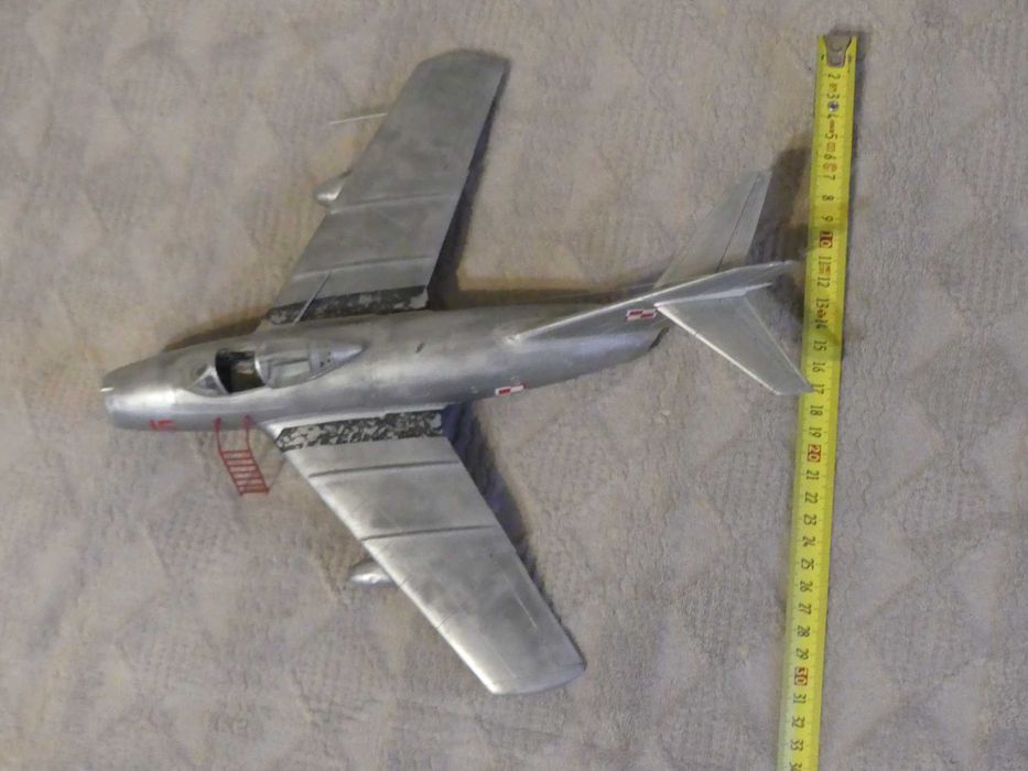Model samolotu MiG 15 plastikowy sklejany z otwartą kabiną