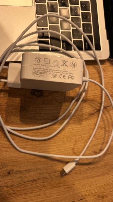 Apple macbook pro 13 i5 16 256 ssd 4 th touchbar nowa bateria 38cykli