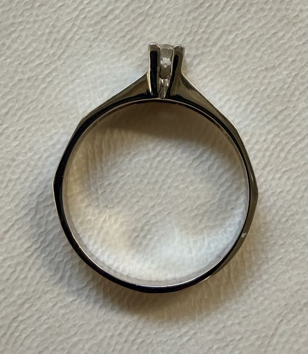 Anel solitário, ouro branco   -peso 2,69