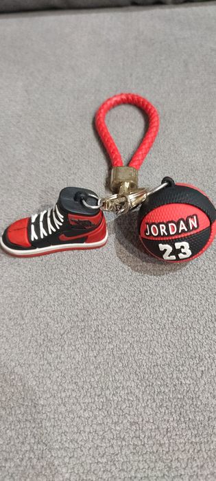 Brelok buta Jordan z piłeczką. Nowy