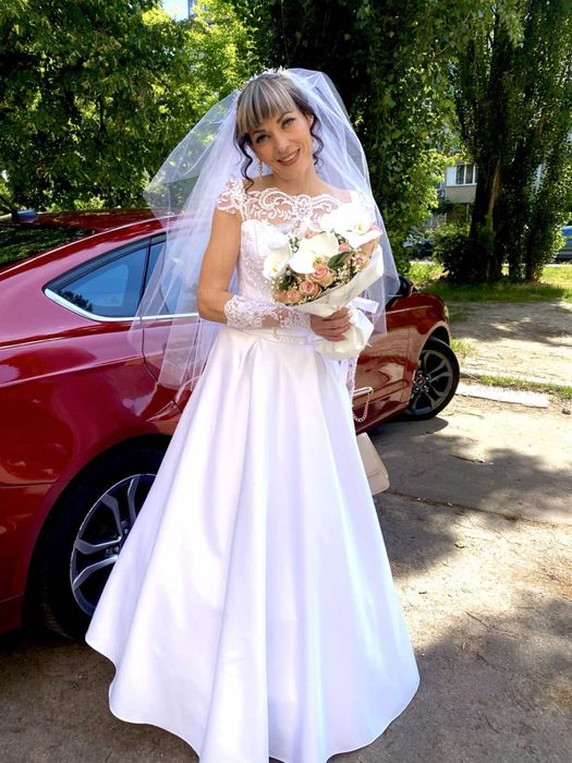 Свадебное атласное платье