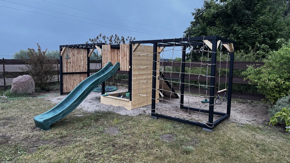 Plac zabaw wspinaczka dla dzieci zjeżdżalnia