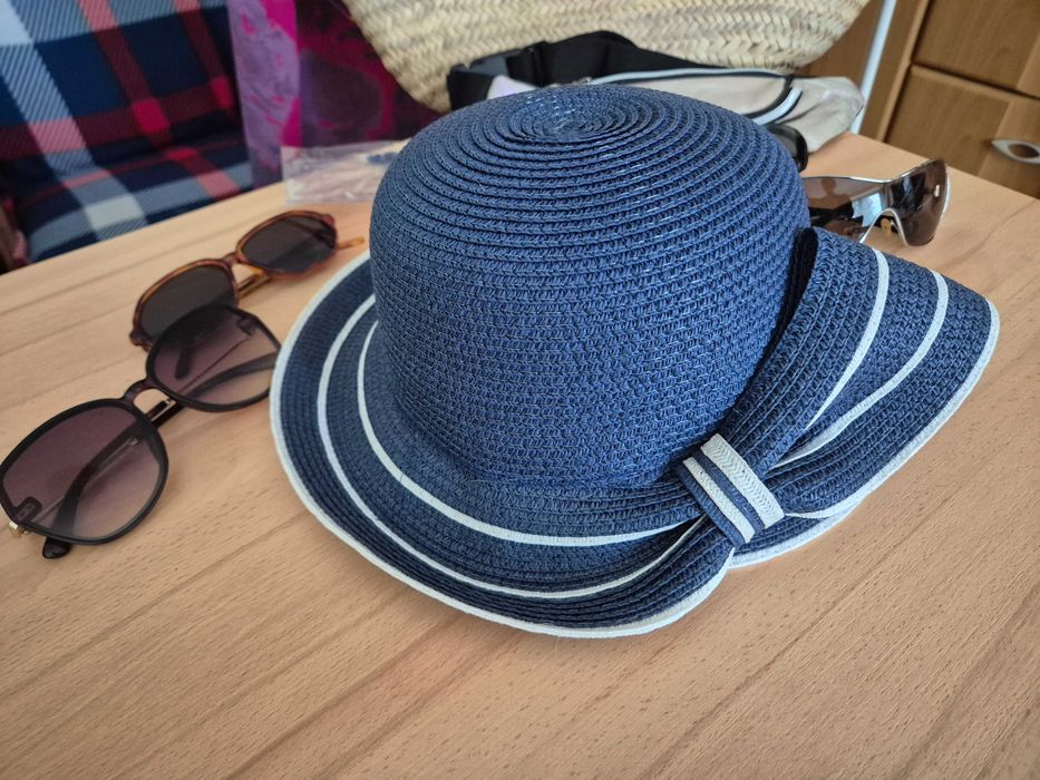 Zestaw kapelusz, torba plażowa, okulary przeciwsłoneczne, nerka