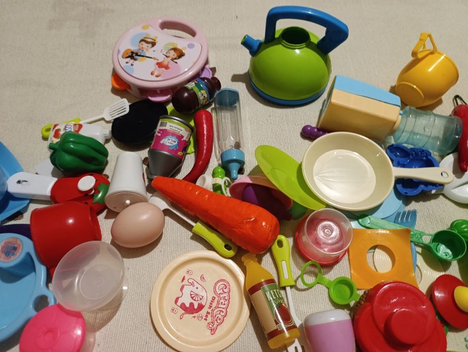 Большой ящик кукольной посуды, аксессуаров, фруктов