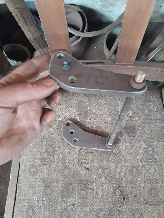 Продам стяжки для шарікових шкворней на машину луаз