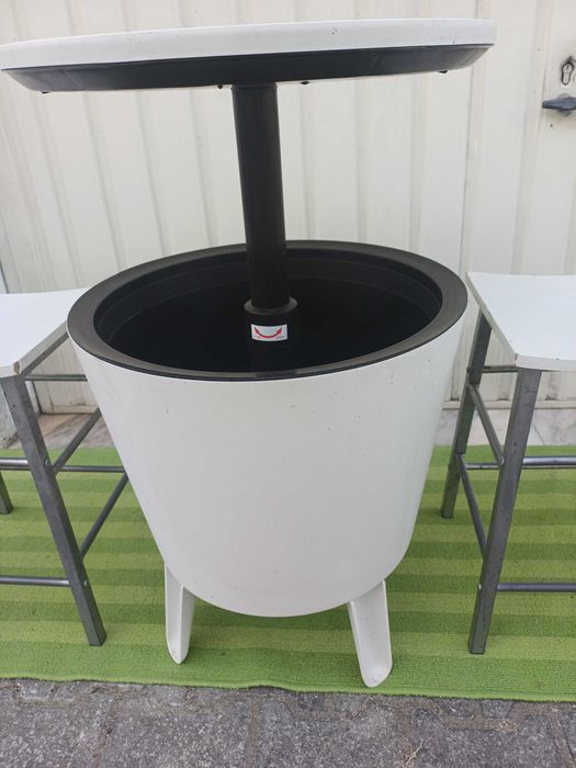 Mesa de apoio geladeira + 2 bancos