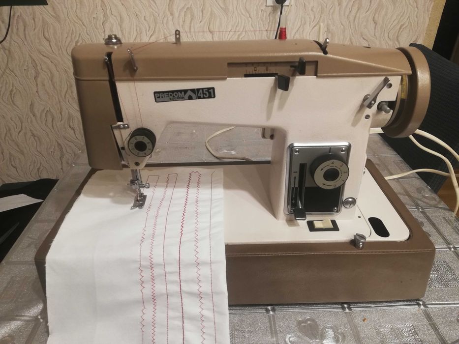 Sprzedam bardzo ładną walizkową maszynę do szycia Łucznik 451
