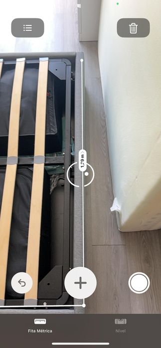 Cama com cabeceira e estrado elevatório