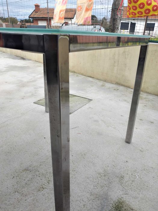 Mesa com tampo em vidro