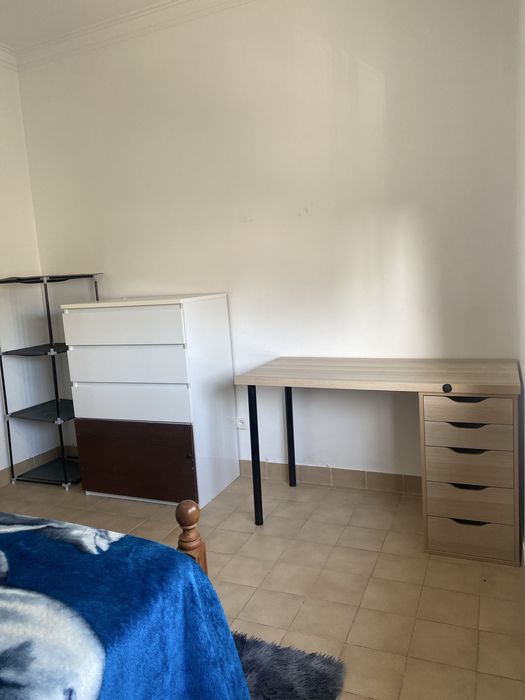 Alugo quarto, no laranjeiro proximo ao  metro parque da paz, com agua luz e internet icluso 400€ sem calçao para estudantes ou solterias