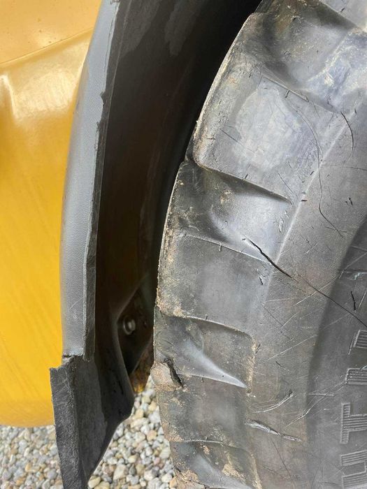 Фронтальний навантажувач Caterpillar 908H  2011 року