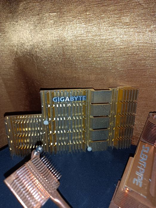 Złote Chłodzenie Pasywne GIGABYTE Silent-Pipe |