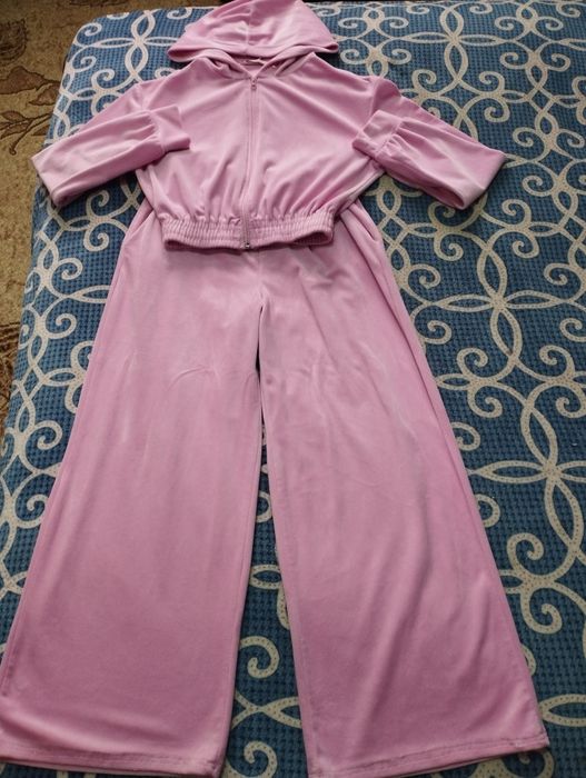 Продам велюровий костюм