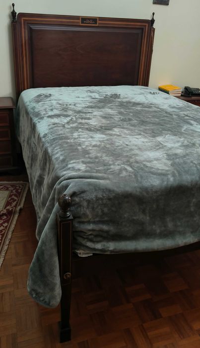 Cama de Casal de Estilo Neoclássico – Mogno com Embutidos e Marchetaria + Estrado