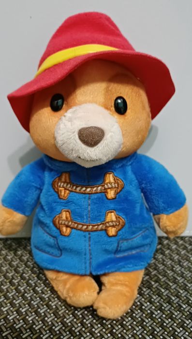 Плюшевая игрушка в виде персонажа Медвежонка Паддингтона. 
Обзор
Персо