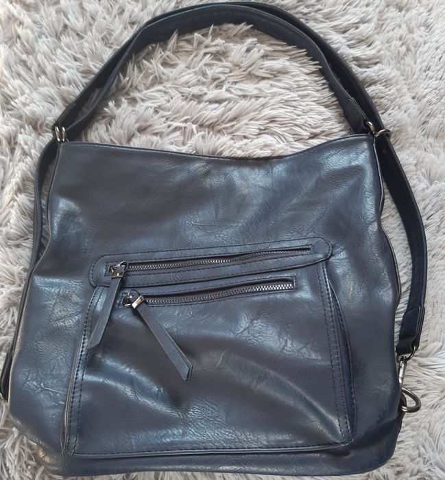 Torba plecak granatowa
Bardzo pojemna
Z przodu i tyłu kieszenie zamyka