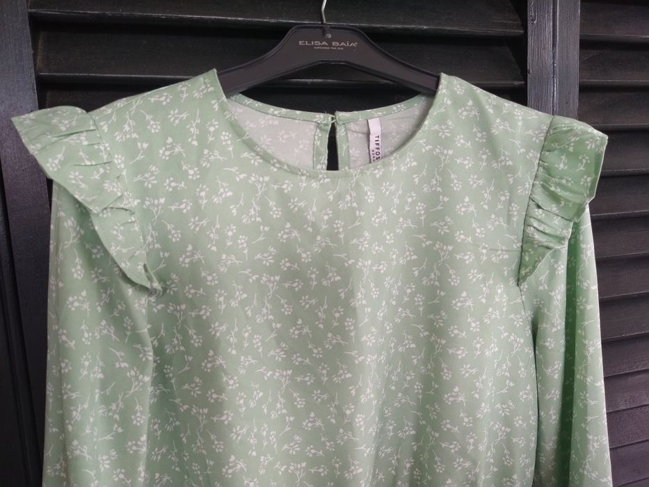 Blusa verde água com padrão floral e folhos - Tiffosi - Tamanho M