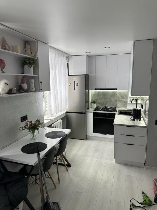 Кухні, шафи, столи, меблі на замовлення, купе, тумбочки, ліжка, пенали