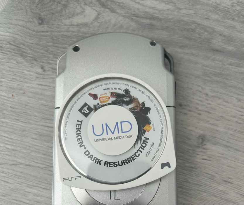 Vendo Sony PSP-2004 Slim & Lite Prata + Carregador + Bateria + jogo Tekken