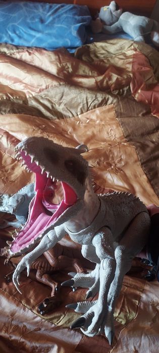 Vendo dinossauros brinquedos