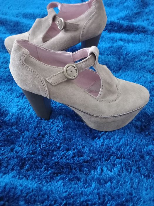 Sapatos beges de pele de salto alto com compensação