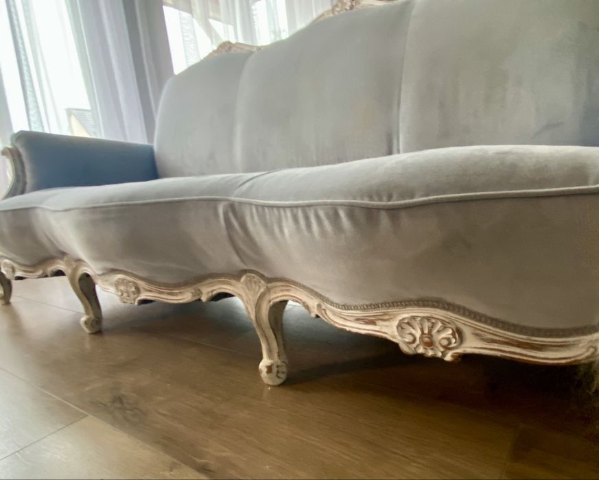 Błękitna francuska sofa