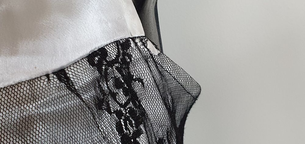 Czarny top Internacionale z koronką i koralikami.