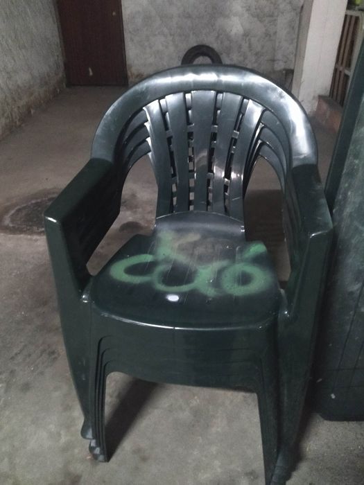 Mesa de plástico + 4 cadeiras