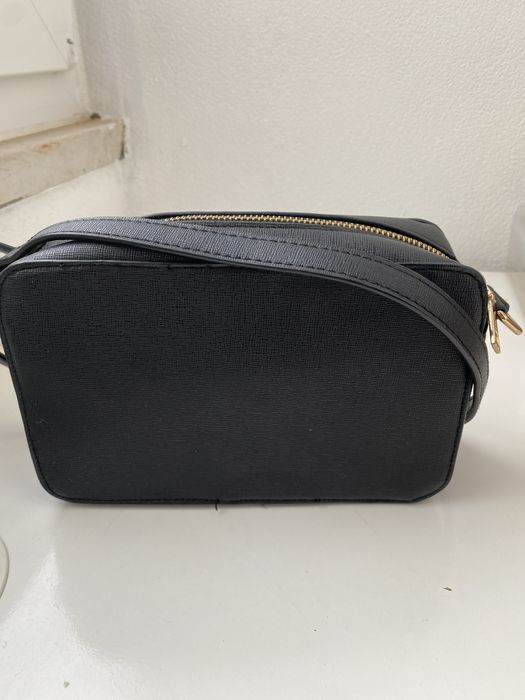 Bolsa preta a tiracolo da marca Vilanova