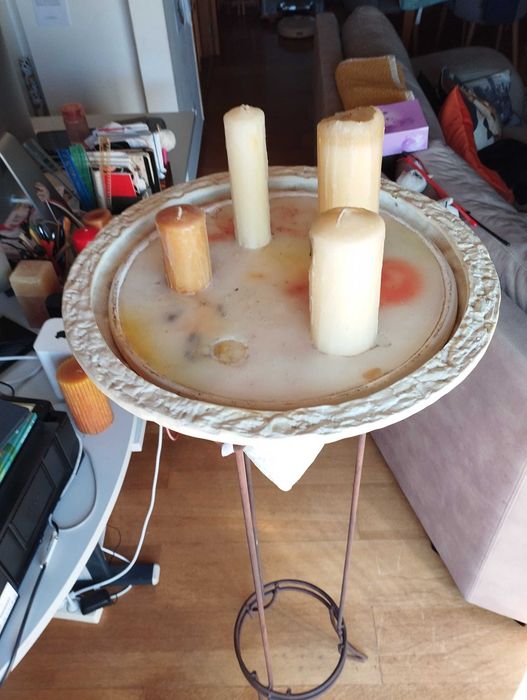 Suporte vertical para velas com ânfora invertida