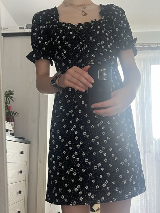 Krótka sukienka w kwiatki mini letnia bufiaste rękawy