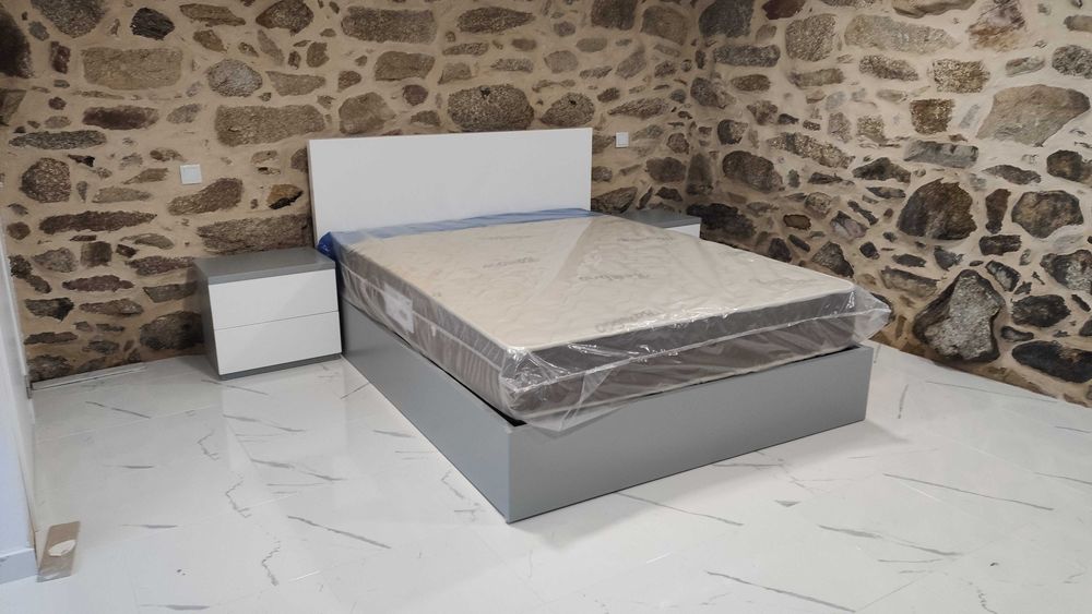 Cama e mesinhas de cabeceira novas
