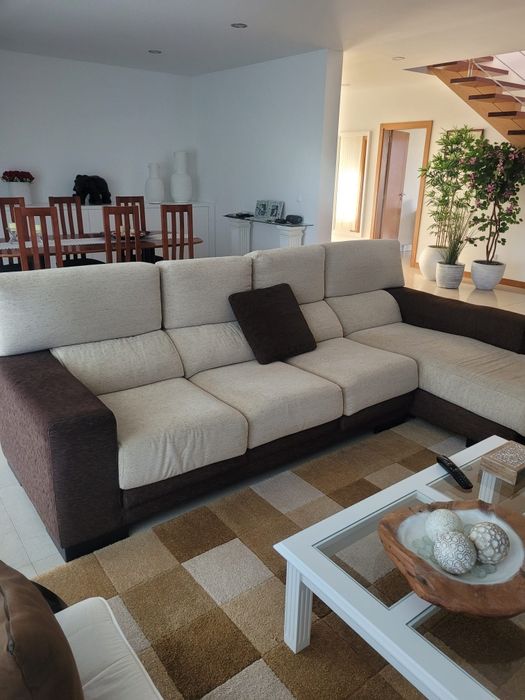 Sofá bege e castanho extensível