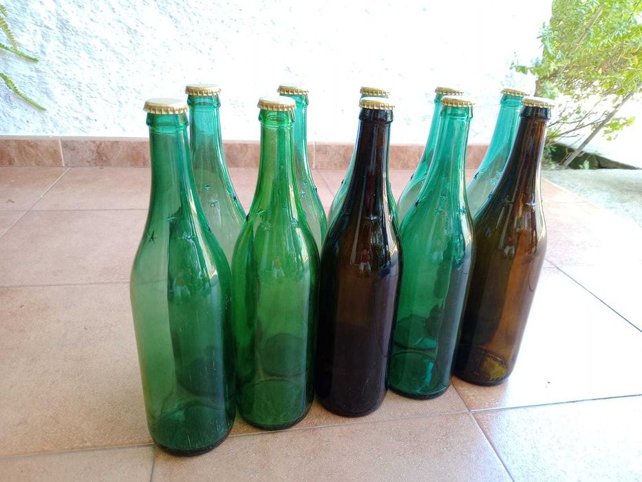 Garrafas de vinho verdes e castanhas