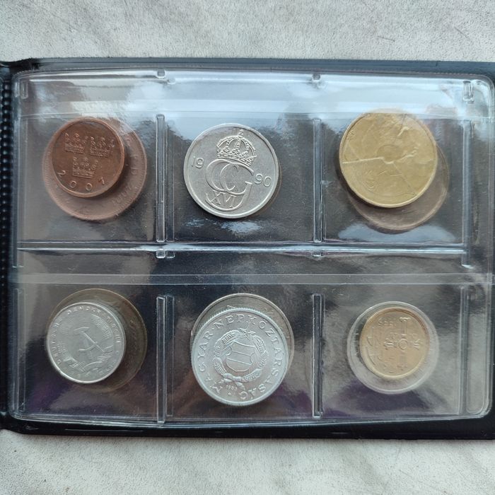 Album/klaser z monetami.