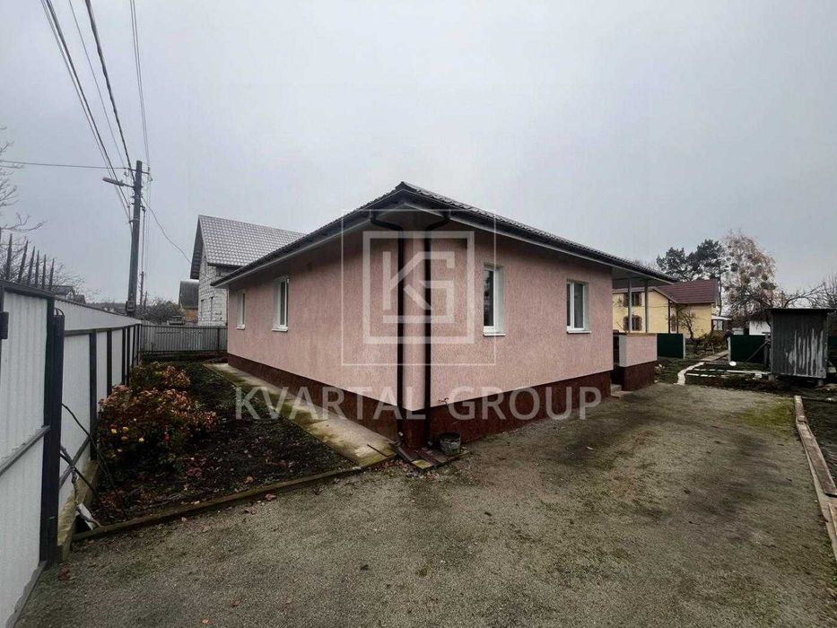 Будинок в мальовничому містечку. Бучанське водосховище