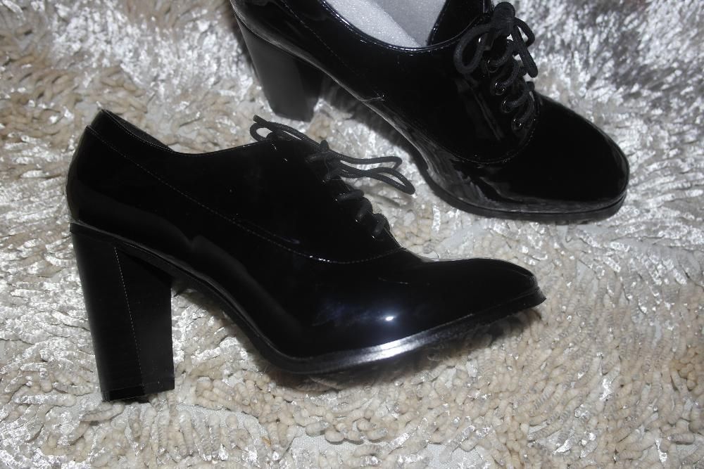 Стильні ботінки лакові туфлі