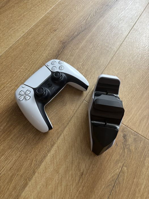 Oryginalny pad Sony DualSense PS5 + Stacja ładująca Mad Dog GPC500 – Stan BDB