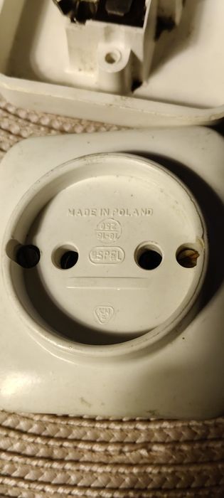 Stare gniazda elektryczne