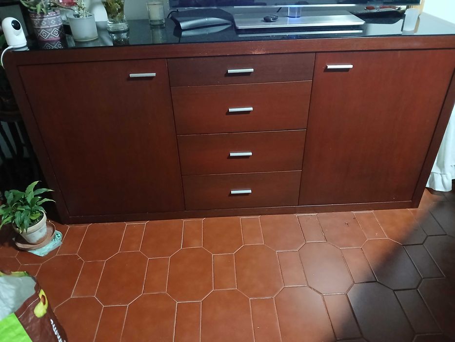 aparador em madeira castanho wengué com tampo em vidro