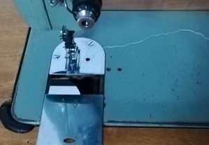 Máquina de costura marca Alfa