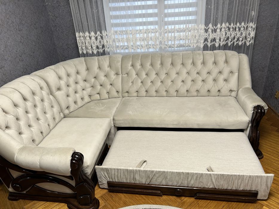 Продам  кутовий диван у вітальню , у хорошому збереженому стані .