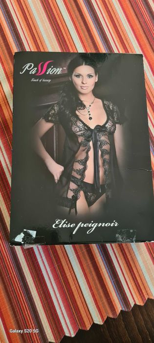 Peniuar ze stringami M PASSION czarne koronka, w oryginalnym kartoniku