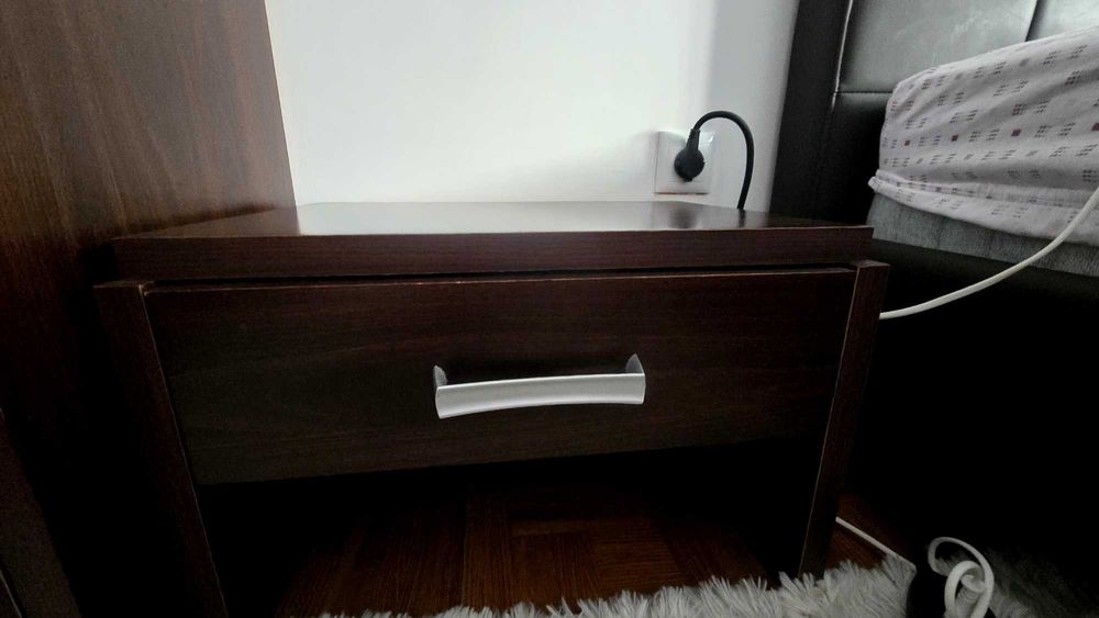 Cama nova com 2 mesas de cabeceira