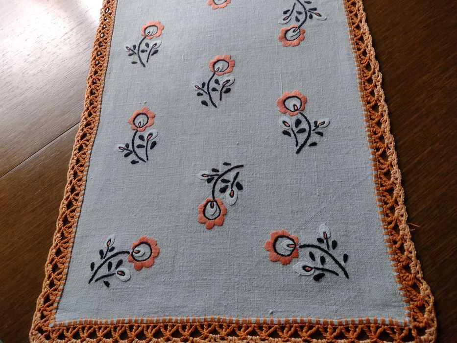 Bieżnik z babcinej komody- haft ręczny na lnianym płótnie