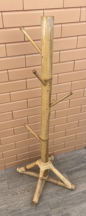 Cabide de pé em bambu 1,2m altura 40cm base