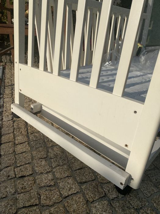 Cama de bebé (Grades) com colchão