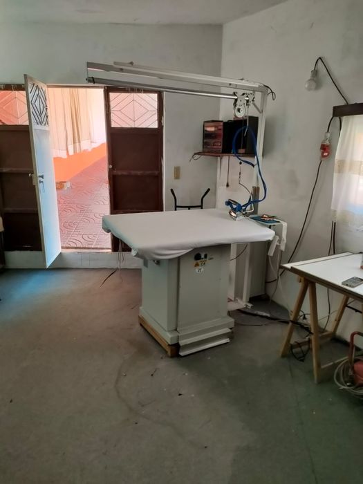 Conjunto de mesa de passar, dois ferros e caldeira