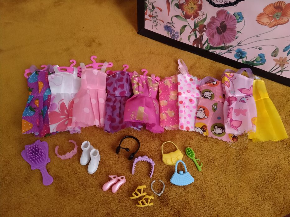 Набір одягу та аксесуарів для ляльки