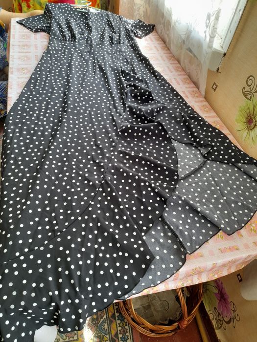 Платье в горошек с рюшей в пол